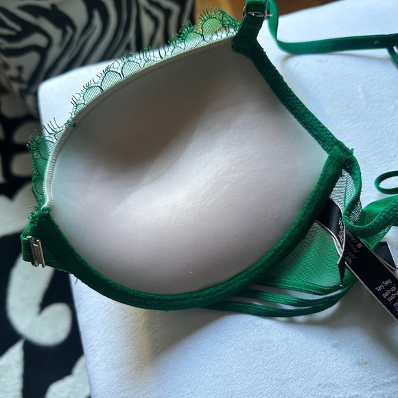 Victorias Secret very sexy push up bra - Picture 2 of 5